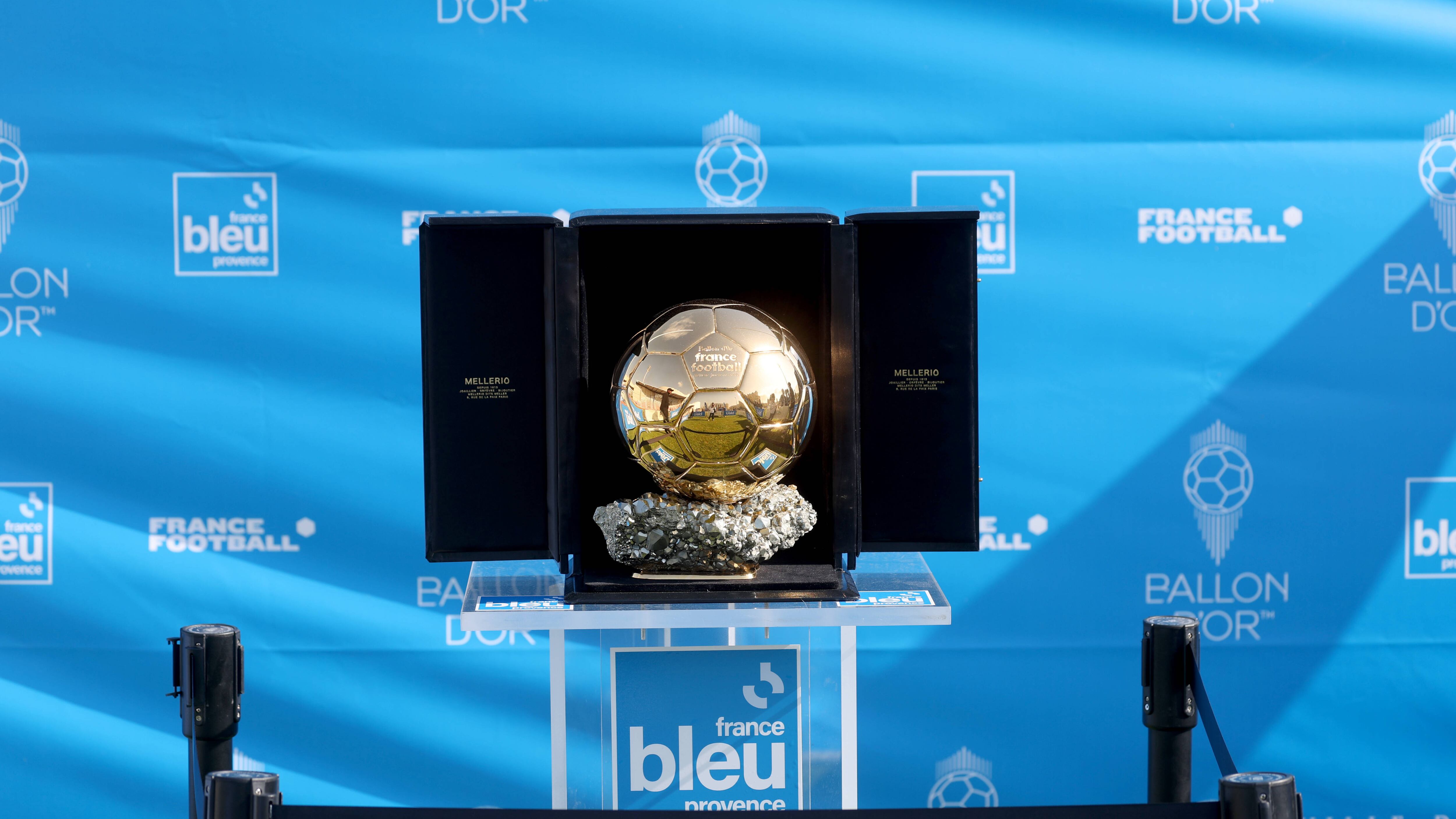 Pallone d'oro finisce all'ospedale per meningite: paura agli Europei