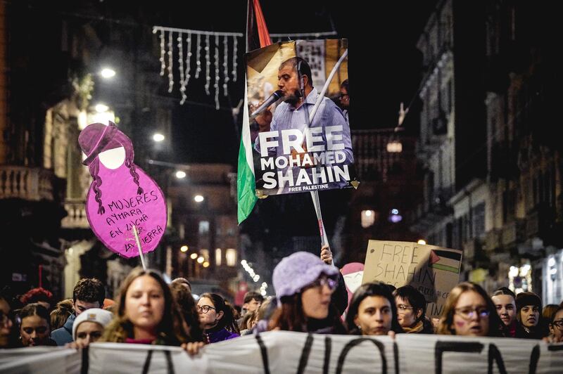 Femministe e pro Pal in piazza: occupazioni e vandalismi 4