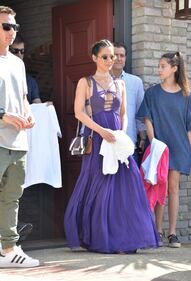 Olivia Munn sexy ​con un prendisole 8