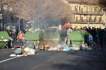 Sgombero dei centri sociali, scoppia la guerriglia a Milano 8