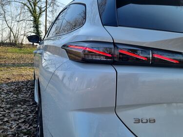 Peugeot 308 SW, guarda le foto 16