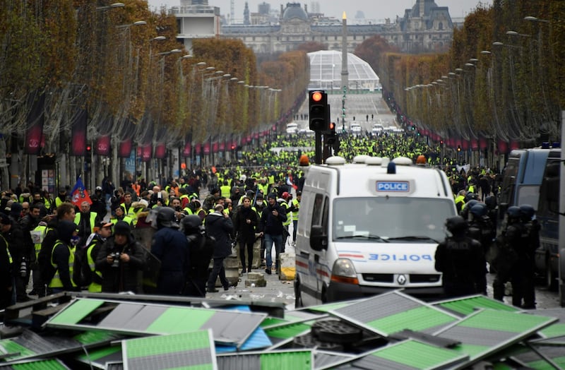 La protesta dei gilet gialli a Parigi: guerriglia sugli Champs-Élysées 1