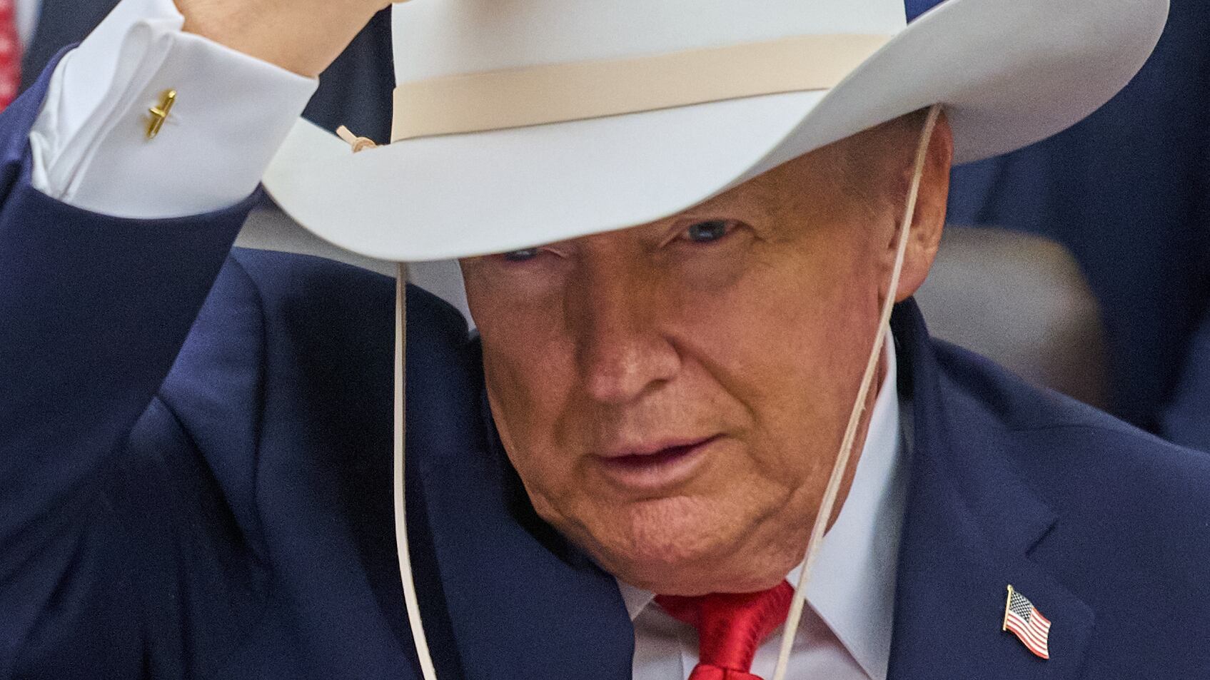 Lavoro, energia e consensi giù. Trump fa lo show scaccia-crisi