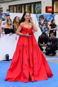 Rihanna, sexy scollatura sul red carpet 7