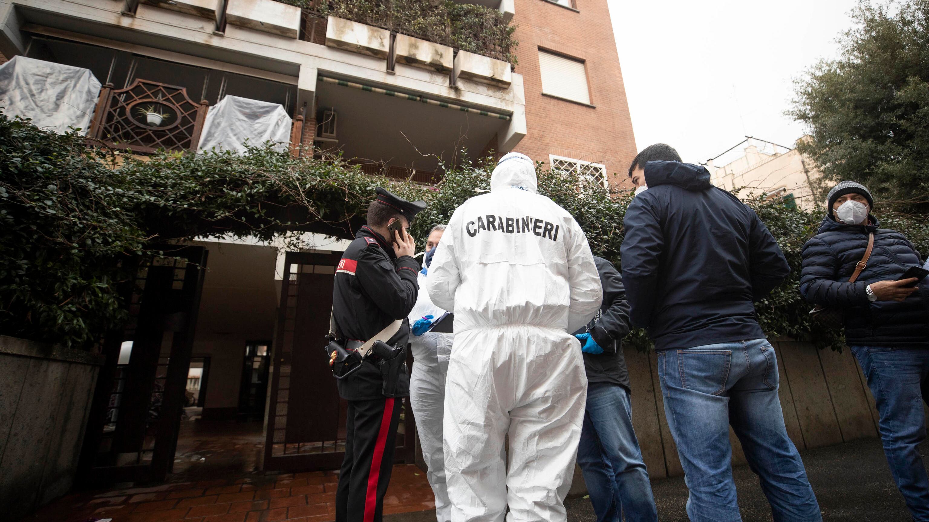 Ossa umane e foto di autopsie: ritrovamento horror nel sottotetto