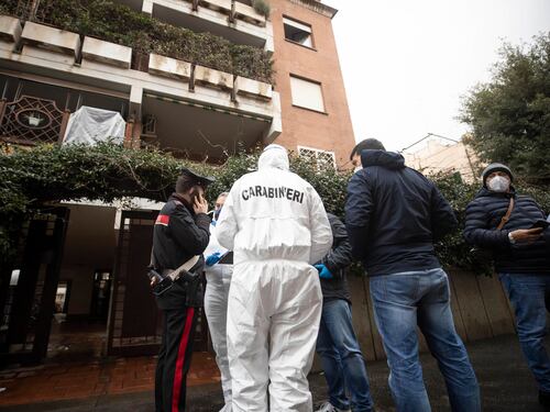 Ossa umane e foto di autopsie: ritrovamento horror nel sottotetto