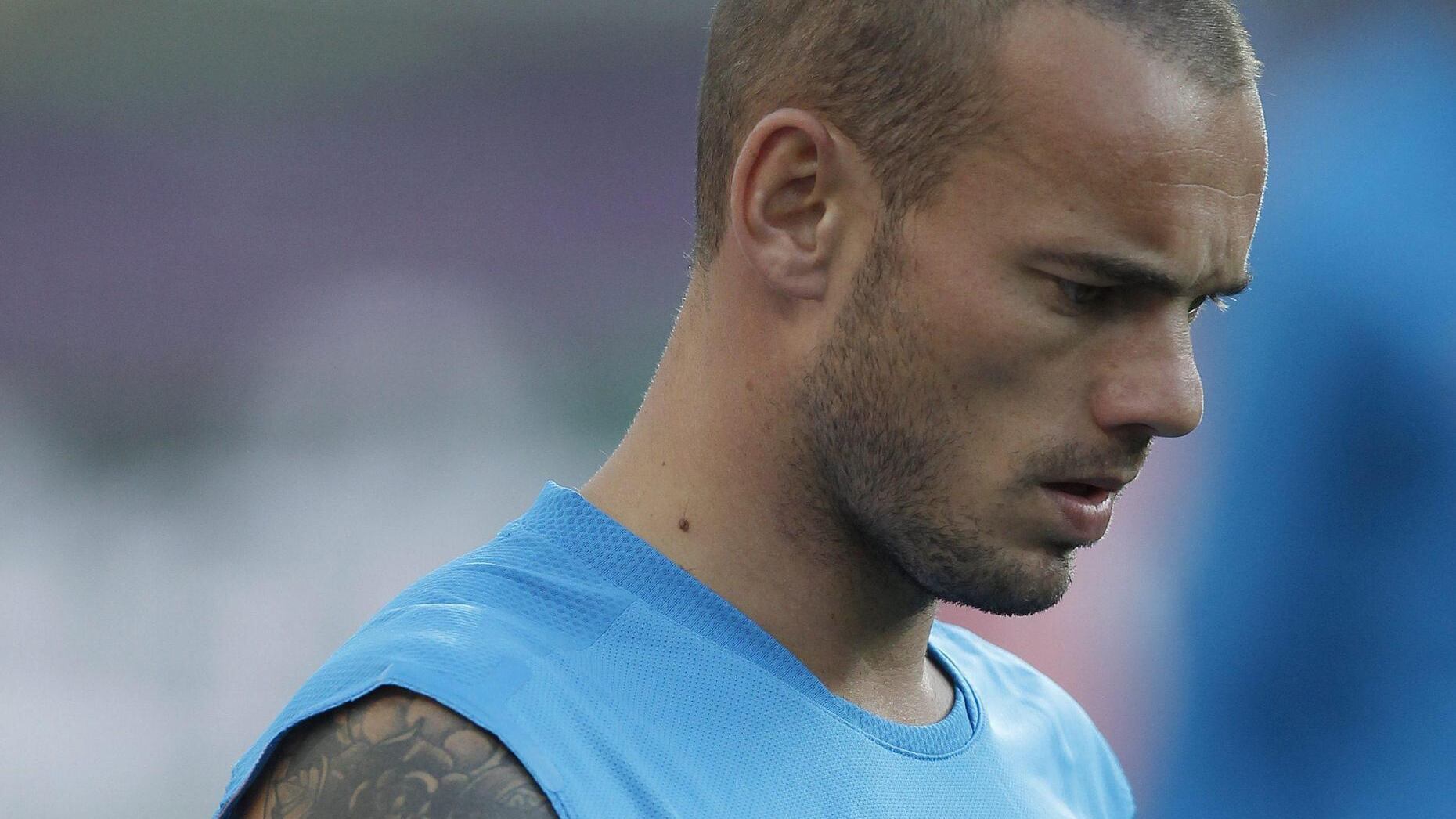 Basta un tweet E Sneijder dribbla anche Strama