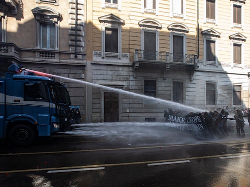 "Black block ed elmetti". Così gli antagonisti preparano la controffensiva alla polizia