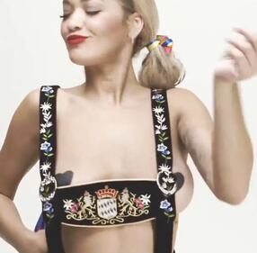 Rita Ora nuda per Natale 6
