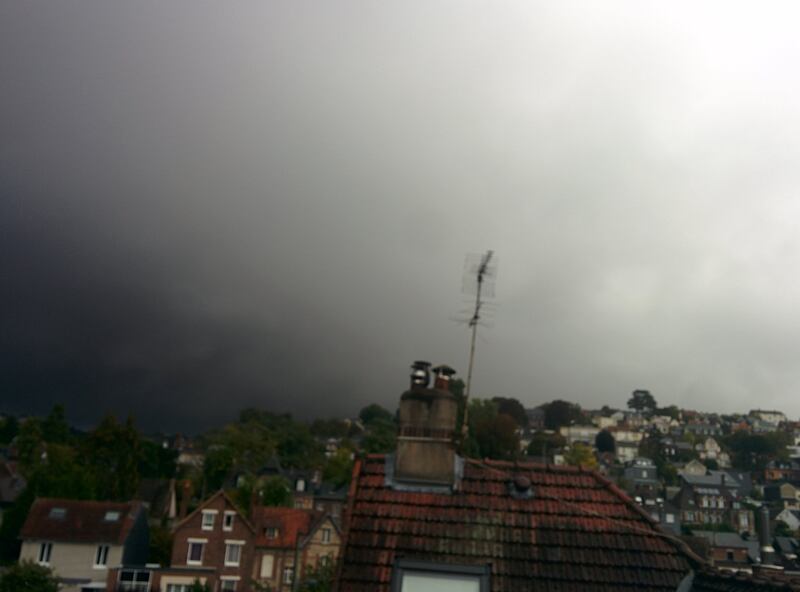 Rouen, incendio in un impianto chimico: nube nera sulla città 7