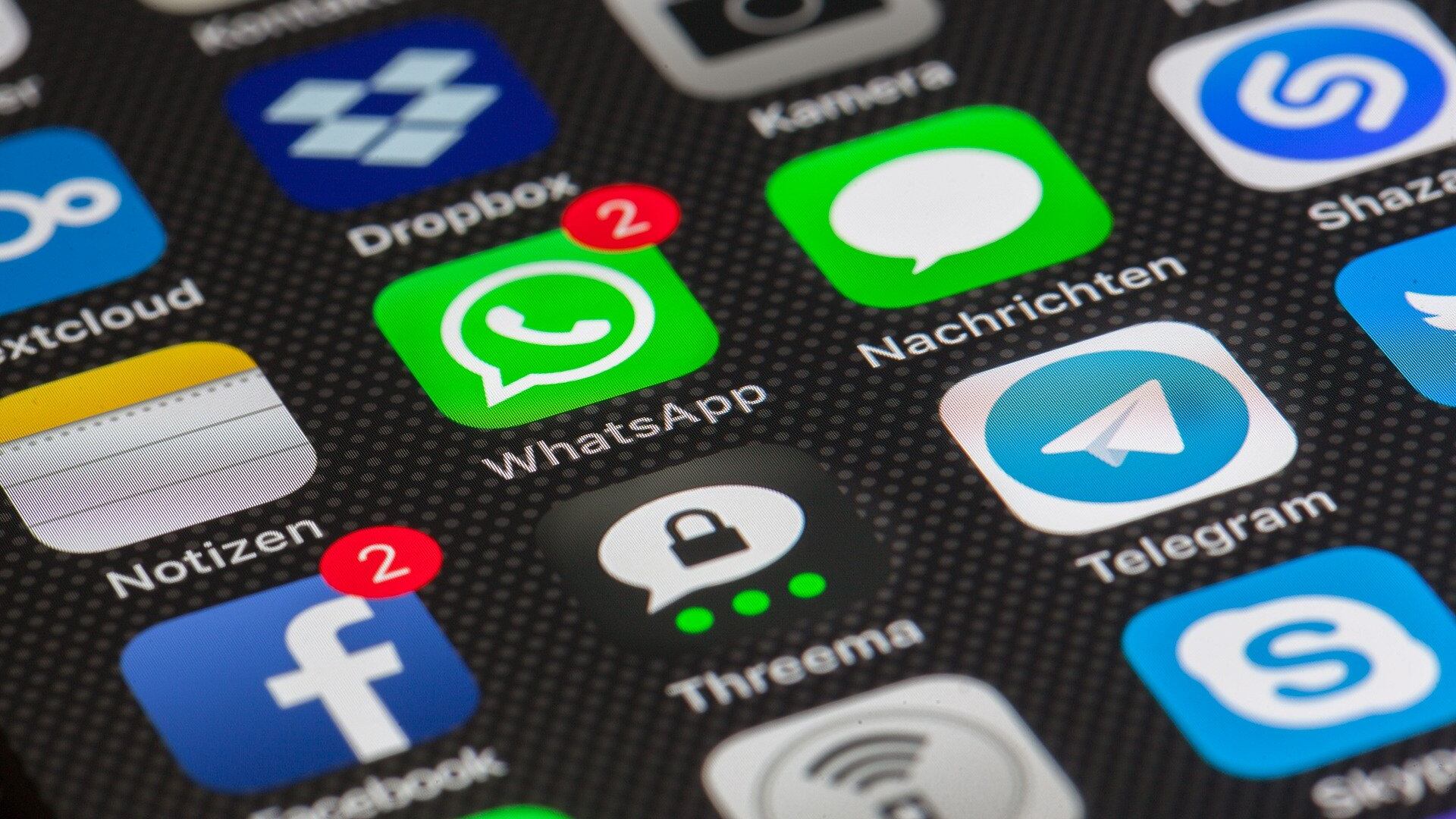 Libri e giornali diffusi su Telegram: la Finanza sequestra 17 canali "pirata"