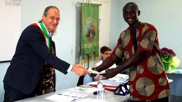 Il sindaco leghista e le 500 firme. Resta qui Marcel il "clandestino"