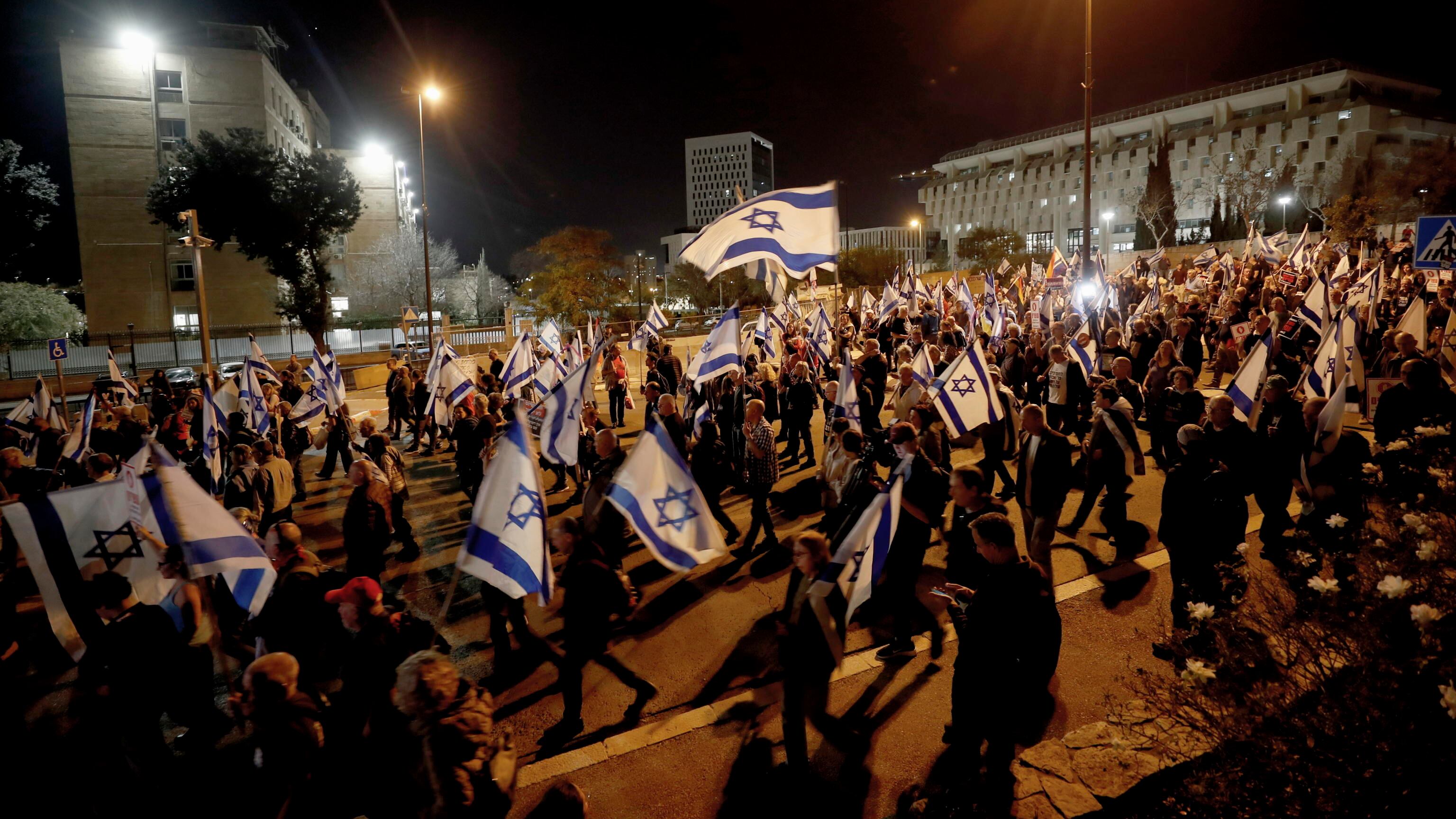 Proteste in Israele, "assedio" alla moglie del premier Netanyahu