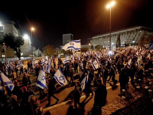 Proteste in Israele, "assedio" alla moglie del premier Netanyahu