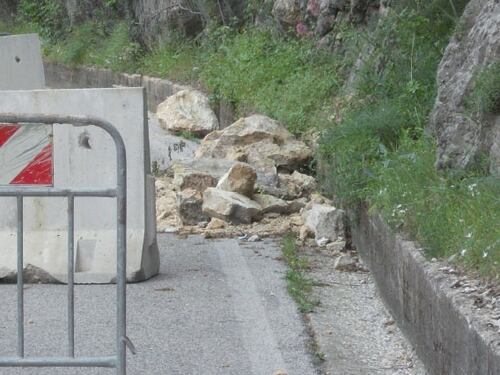 Cadono massi, chiusa la strada Amalfitana