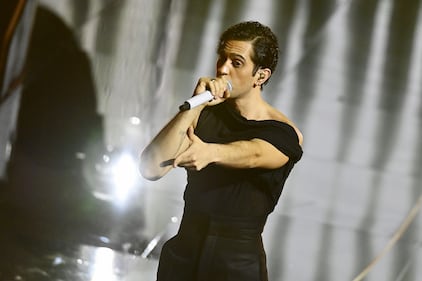 Sanremo 2024: ecco il look della seconda serata del Festival di Mahmood  10