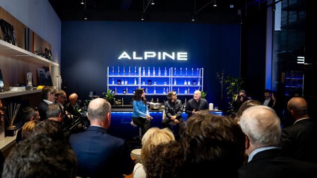 Atelier Alpine A290 Lounge, inaugurato nel cuore di Milano il punto di incontro tra stile e sportività