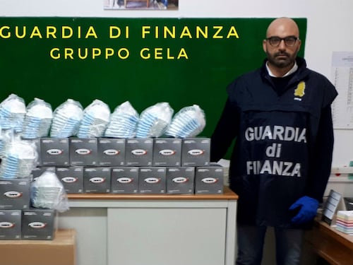Mascherine scadute nel 2011 vendute a 15 euro al pezzo: denunciato farmacista