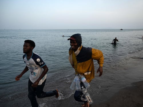 “Cerco di vivere meglio, soffriamo in Marocco”. La storia di uno dei migranti arrivati a Ceuta