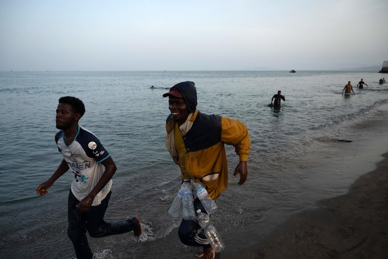 “Cerco di vivere meglio, soffriamo in Marocco”. La storia di uno dei migranti arrivati a Ceuta