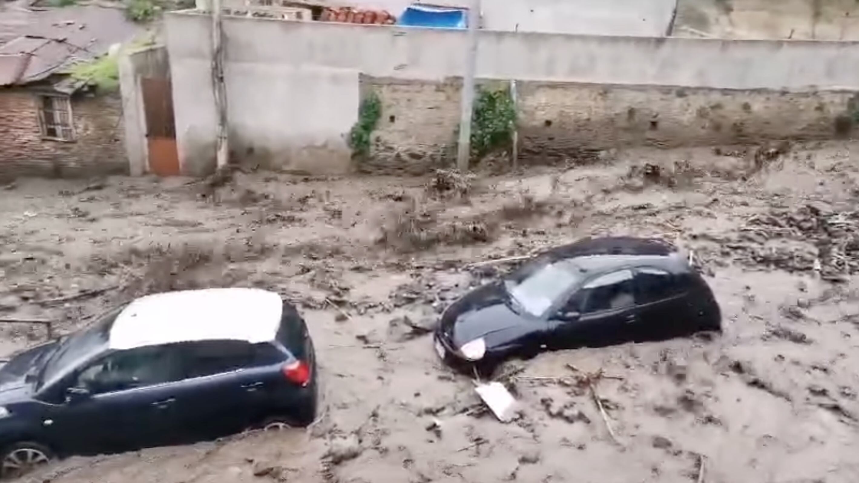 Un fiume di fango trascina via le auto. Disastrosa alluvione nel Messinese