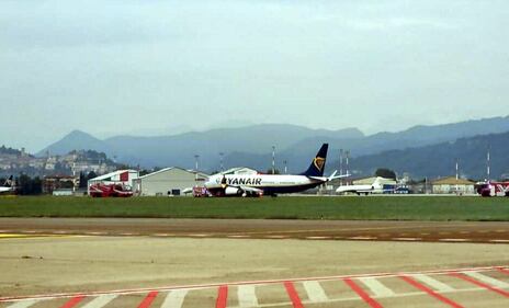 Esplodono pneumatici in atterraggio: volo Ryanair fermo in pista a Orio al Serio 9