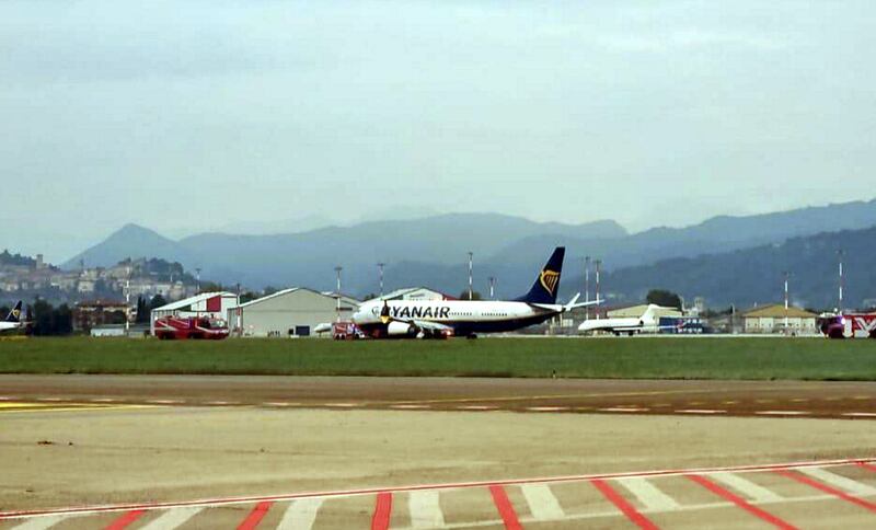 Esplodono pneumatici in atterraggio: volo Ryanair fermo in pista a Orio al Serio 9