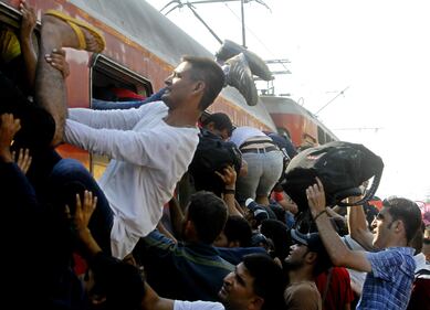 Macedonia, l'assalto dei clandestini ai treni per l'Europa 12