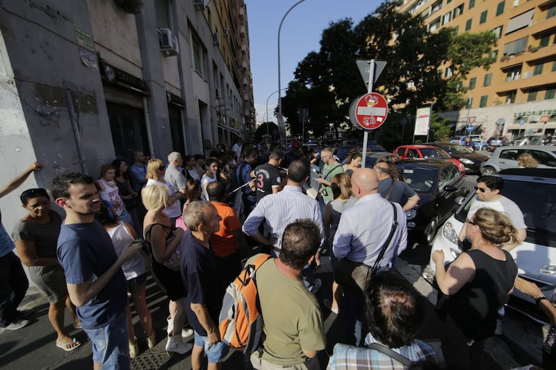 Roma, bimbo cade nel vano ascensore 10