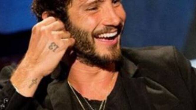 Striscia la Notizia smaschera Stefano De Martino. Il ballerino si è rifatto?