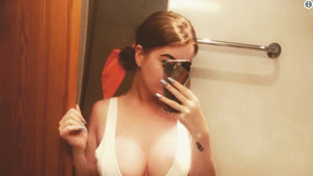Vende gli scatti del seno nudo e dona proventi in beneficenza