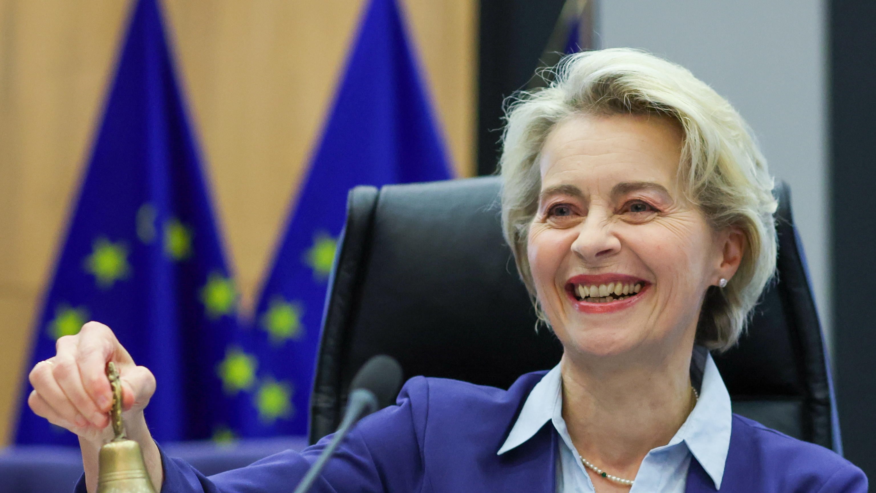 Von der Leyen chiama Draghi. E il governo spera in un assist