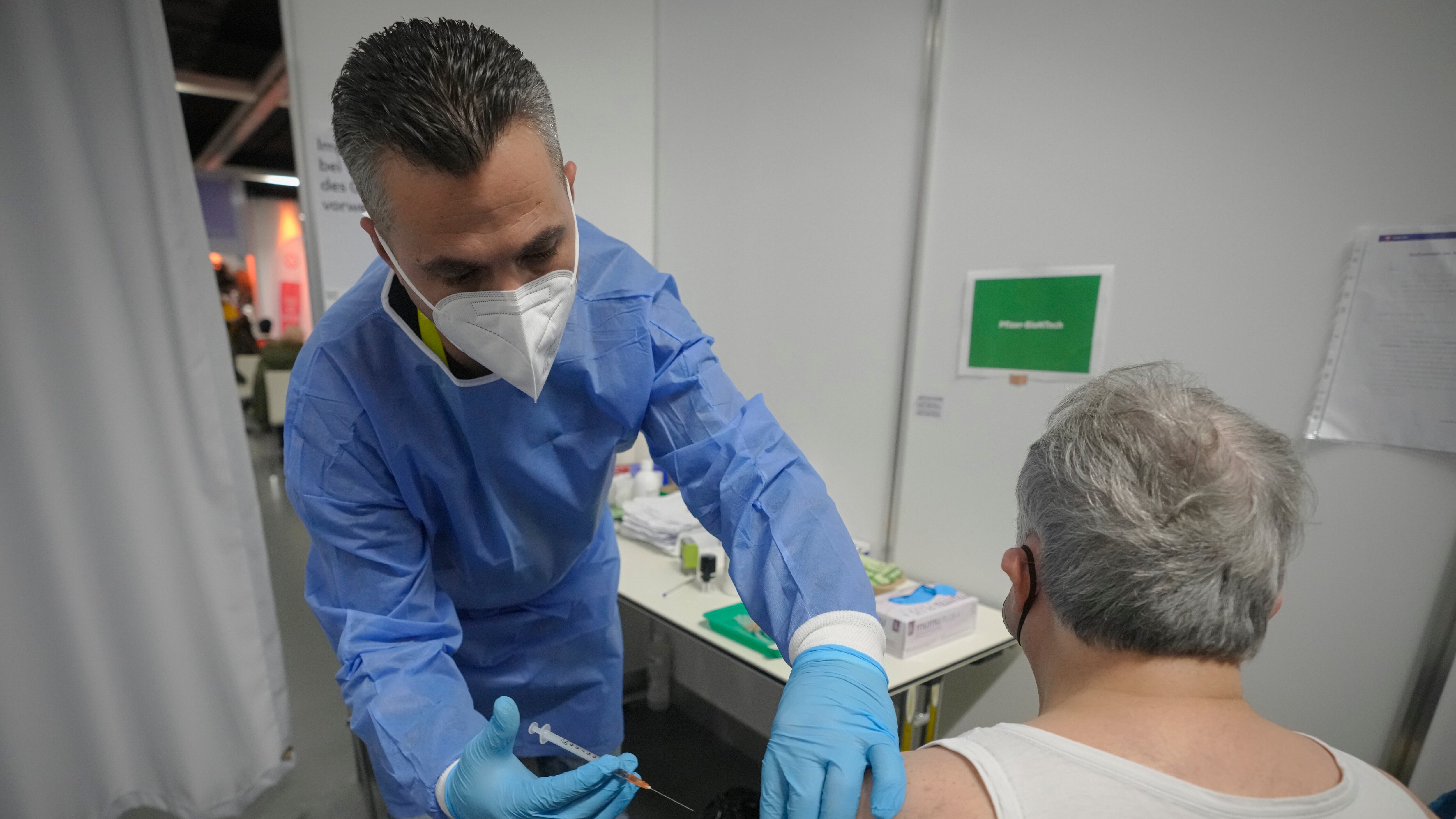 Così l'esecutivo vuol stanare gli ultimi irriducibili No Vax. Obbligo, 150mila "in fuga"