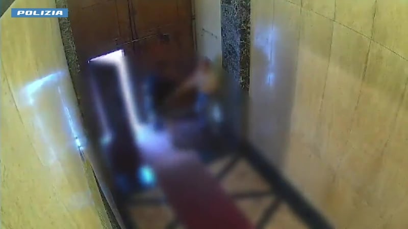 Il pedinamento e la rapina: le immagini delle telecamere di sorveglianza 5