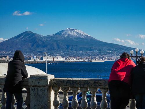 Le immagini della vetta imbiancata del Vesuvio
