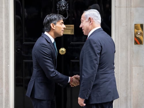 "Supporto ai crimini di guerra israeliani". L'assurda accusa del deputato Uk al governo inglese