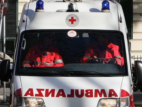 Svenuta in strada di notte: "Forse è stata violentata"