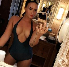 Demi Lovato, scatti sexy 22