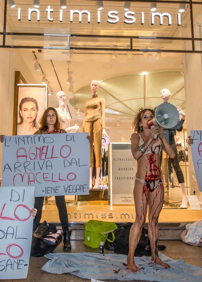 Iene Vegane protestano contro Intimissimi 4