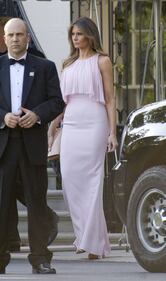 Melania in rosa (con le spalle scoperte) al matrimonio del segretario al Tesoro 4