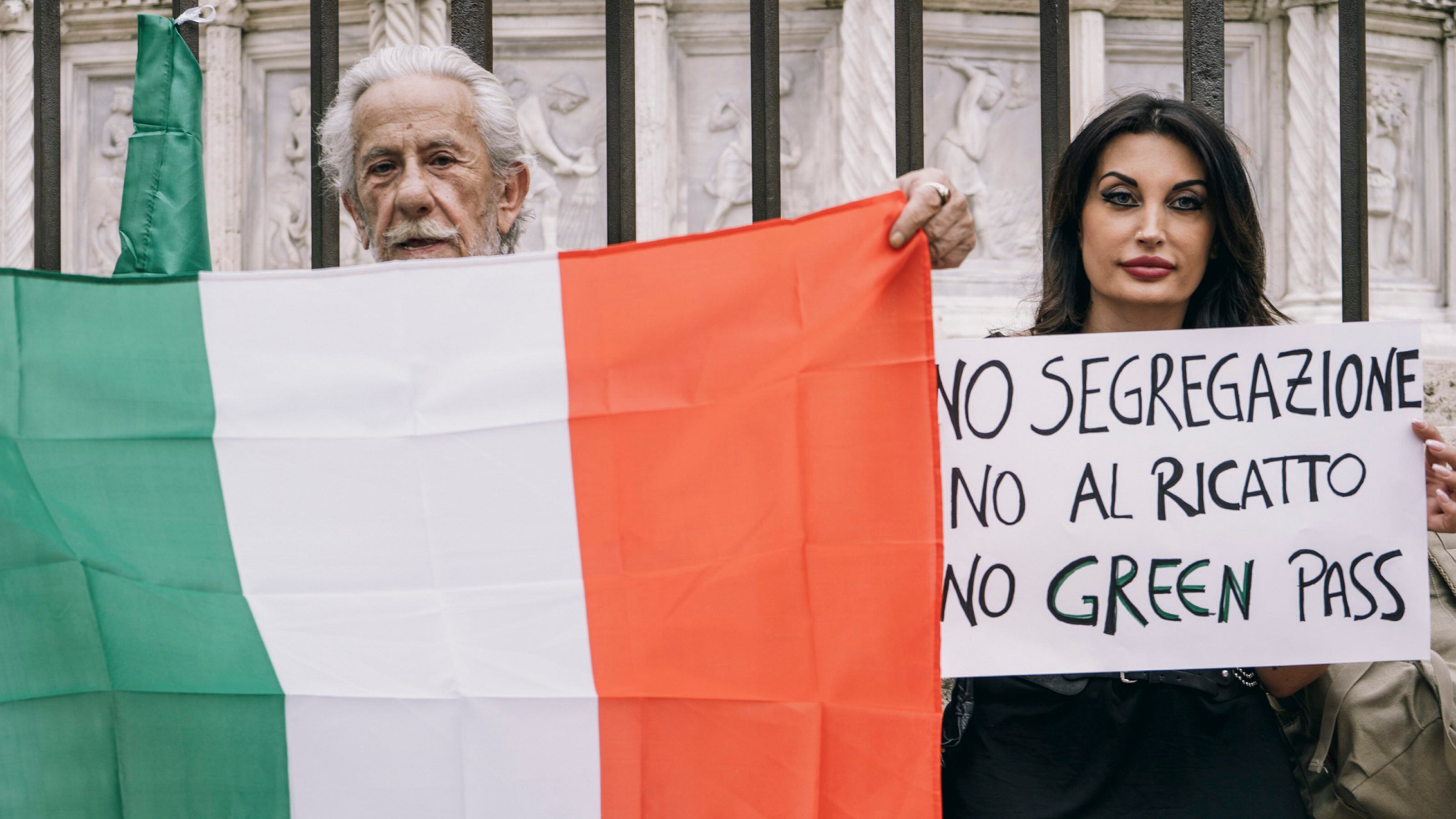 In Italia febbre da green pass. Ma la piazza del No non tace: "Mercoledì protesta a Roma"