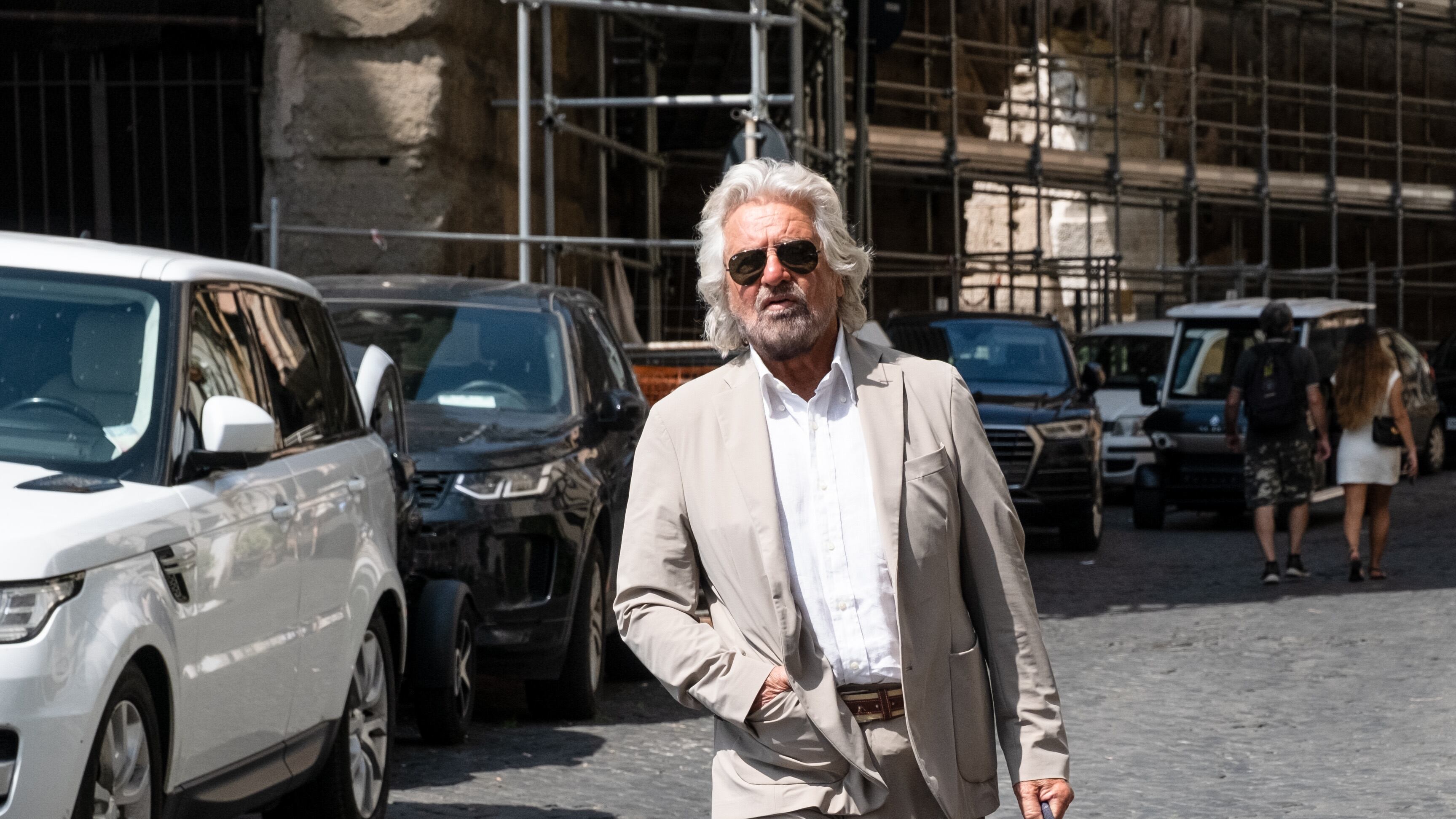 Grillo sfrutta la norma contestata dai 5 Stelle per risparmiare il 70%