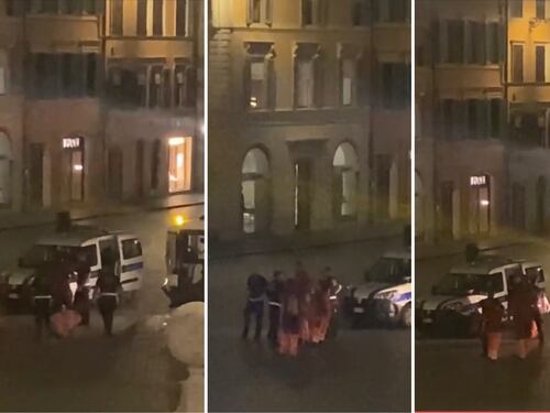 "Vai a lavorare". In piazza di Spagna l'assurda "rissa" tra netturbini e vigili