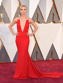 Oscar 2016, Charlize Theron in rosso toglie il fiato 8