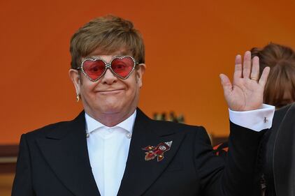Elton John sul red carpet con gli occhiali a cuore 5