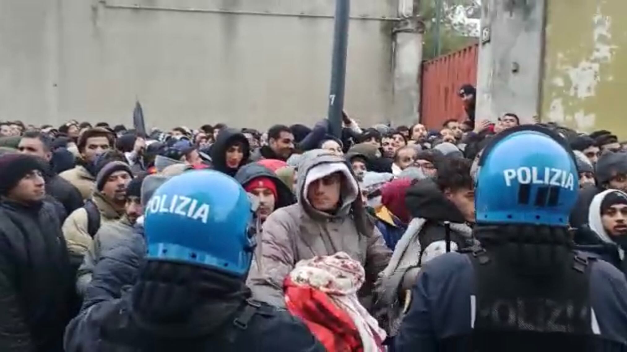 "Qui da tutta Italia...". Oltre mille immigrati alla "frontiera" di Milano