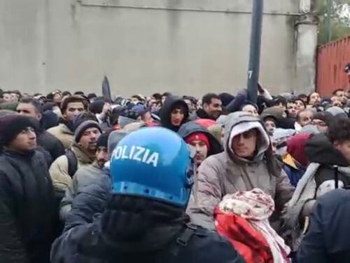 "Qui da tutta Italia...". Oltre mille immigrati alla "frontiera" di Milano