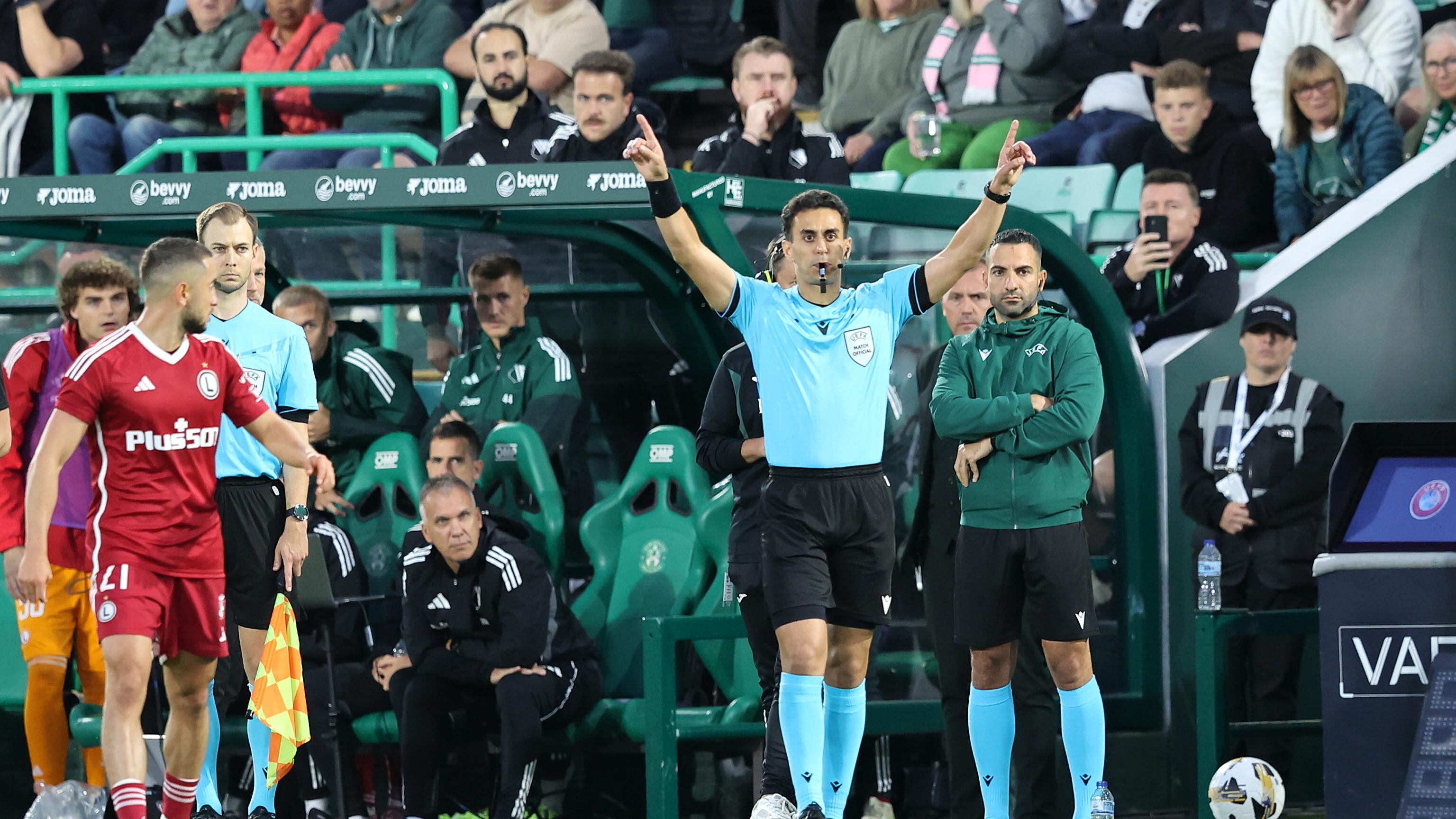 Al via fra arbitri che parlano e i soliti scherzi del pallone