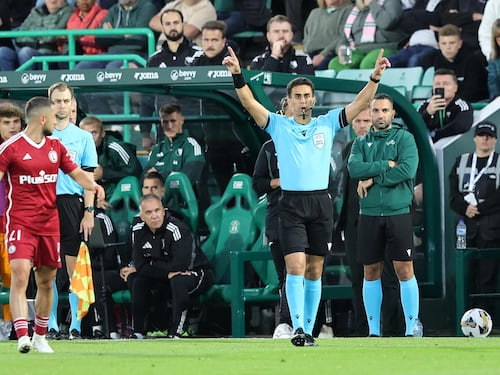 Al via fra arbitri che parlano e i soliti scherzi del pallone