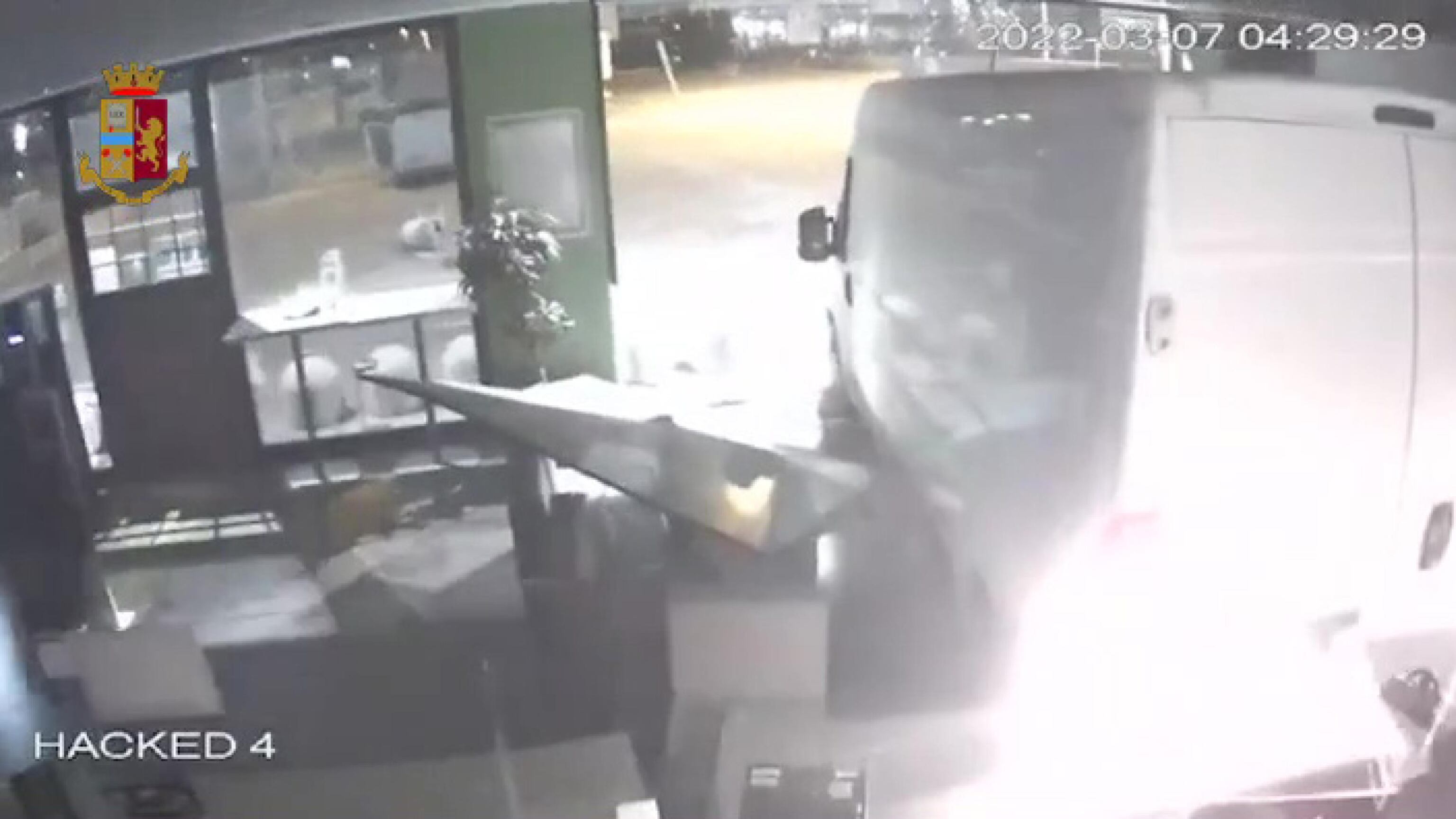 In manette la banda romena delle "spaccate": oltre 30 i furti nei locali distrutti